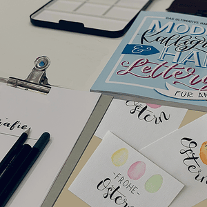 Stilvolle kreative Grußkarten und Handlettering mit Oster-Designs für festliche Anlässe.