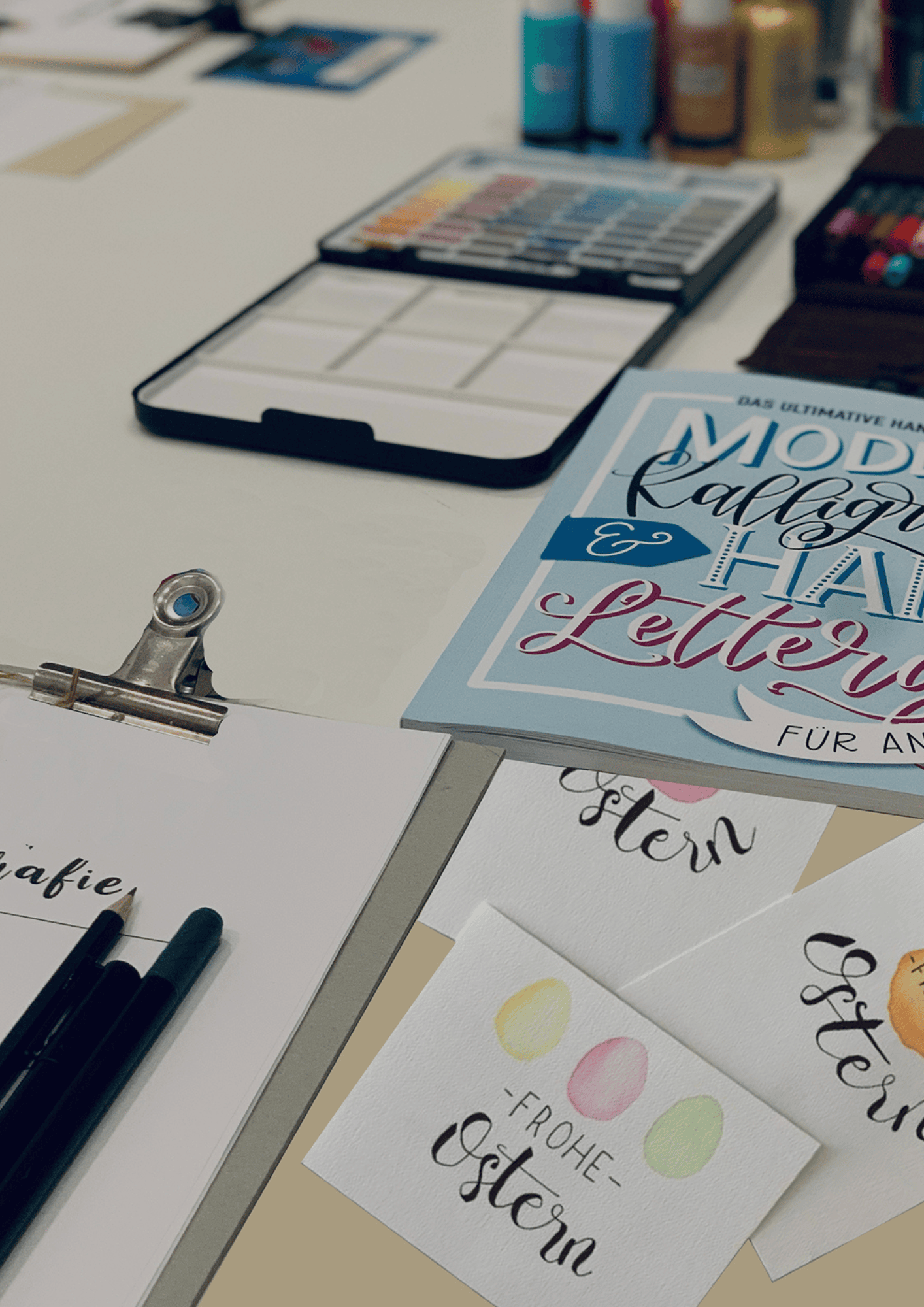 Stilvolle kreative Grußkarten und Handlettering mit Oster-Designs für festliche Anlässe.
