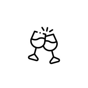 Zwei Gläser mit Sekt stoßen an, Symbol für Gemeinschaft und Lebensfreude.