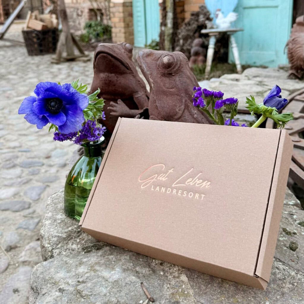 Geschenkbox mit Wertgutschein für Gut Leben Landresort, Natur und Entspannung.