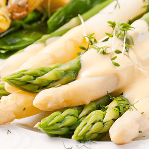 Frischer weißer und grüner Spargel mit Kräutern und Zitronen, perfekt für die Spargelzeit im Lille C.