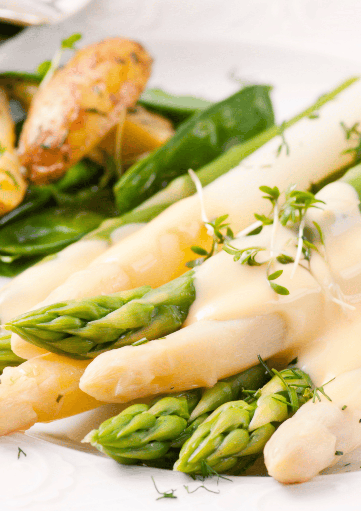 Frischer weißer und grüner Spargel mit Kräutern und Zitronen, perfekt für die Spargelzeit im Lille C.