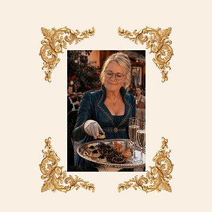 Eine ältere Frau genießt ein festliches Abendessen bei Gut Leben Berlin, umgeben von eleganten golde.