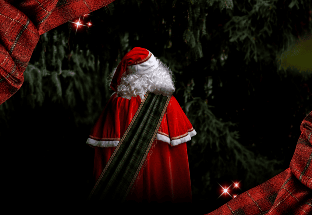 Weihnachtsmann mit Geschenk auf Weihnachtsmarkt bei Traditioneller Weihnachtsmarkt.