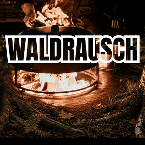 Menschen bei einer Waldrausch-Küchenparty mit Feuer im Freien bei Nacht.