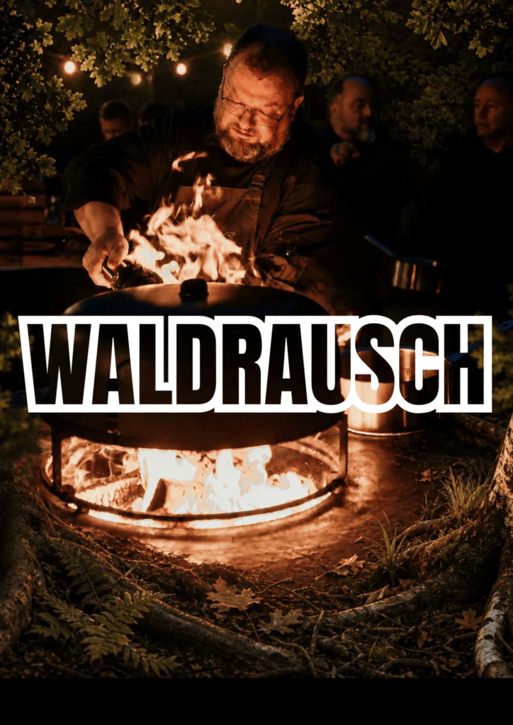 Menschen bei einer Waldrausch-Küchenparty mit Feuer im Freien bei Nacht.