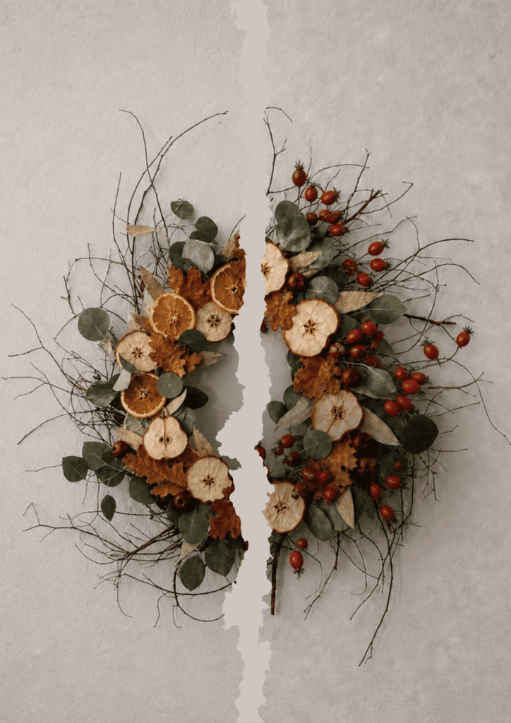Herbstlicher Kranz mit getrockneten Früchten und Beeren für Herbstdekoration.