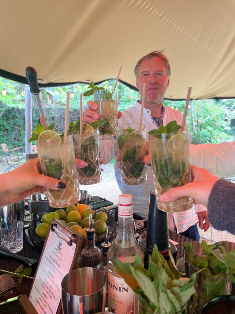 Menschen beim Cocktail Workshop mit erfrischenden Getränken und frischen Zutaten.