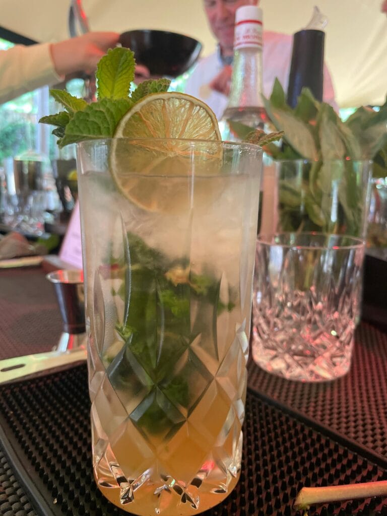 Frischer Mojito mit Limette, Minze und Eis bei Cocktail Workshop.