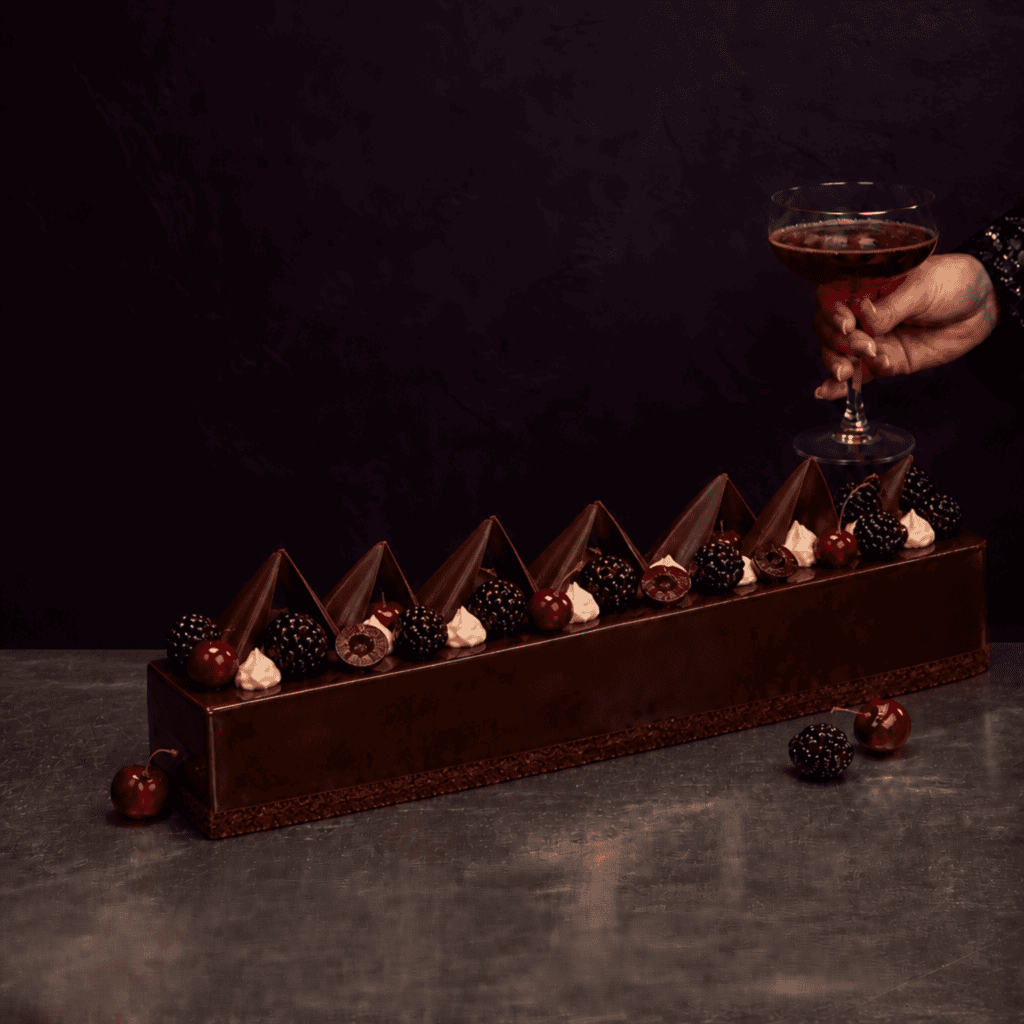 Elegantes Dessert mit Beeren und Schokolade