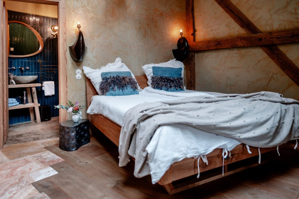 Gemütliches Schlafzimmer mit rustikalem Holzdekor und komfortabler Bettwäsche.