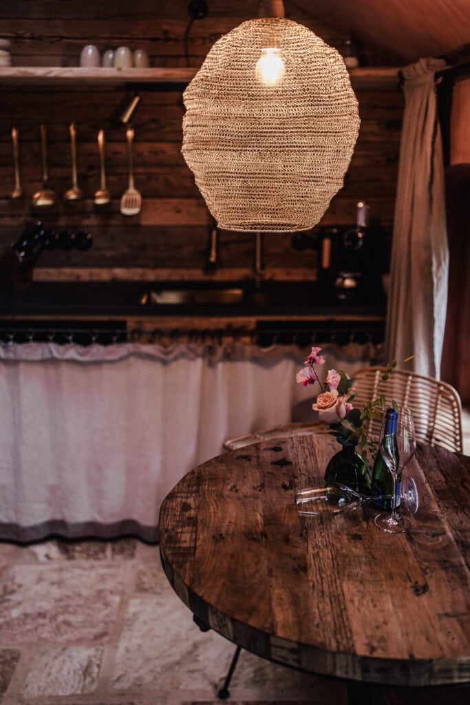 Gemütliches Esszimmer mit rustikalem Holzdekor und warmem Licht.
