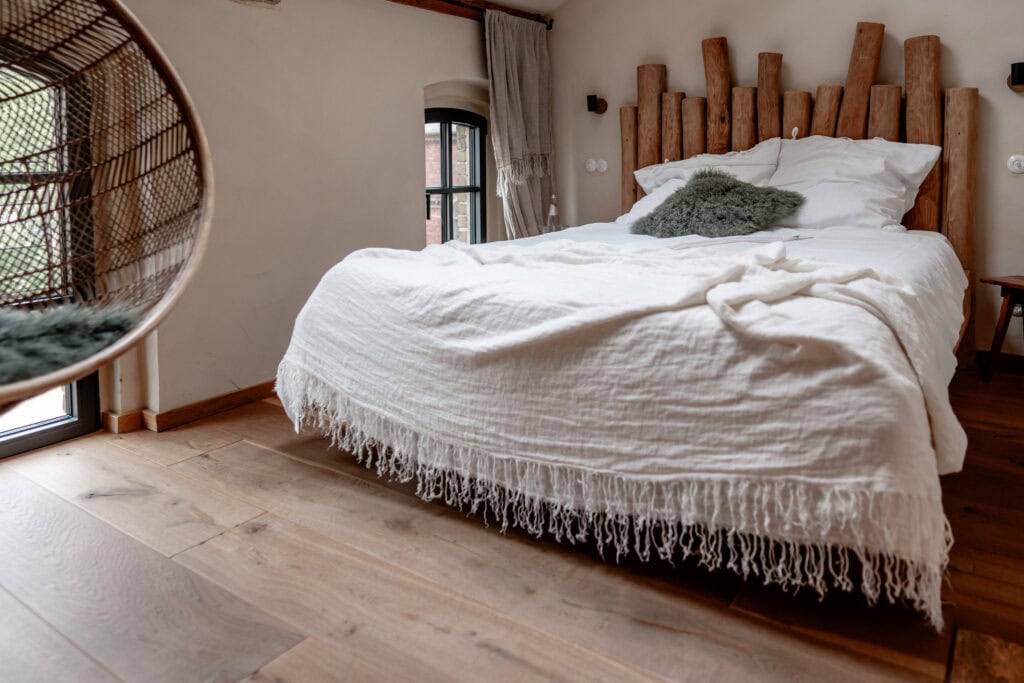 Gemütliches Schlafzimmer mit Holzdekor und natürlicher Beleuchtung.
