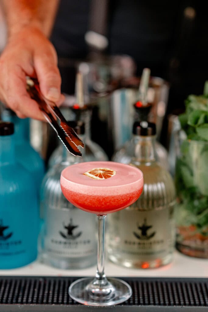 Eleganter Cocktail mit Zitrone und Bar-Setup bei Gut Leben.