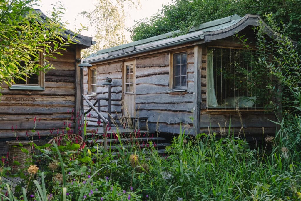 Gemütliches Holzhaus in grüner Natur bei Gut Leben Berlin.