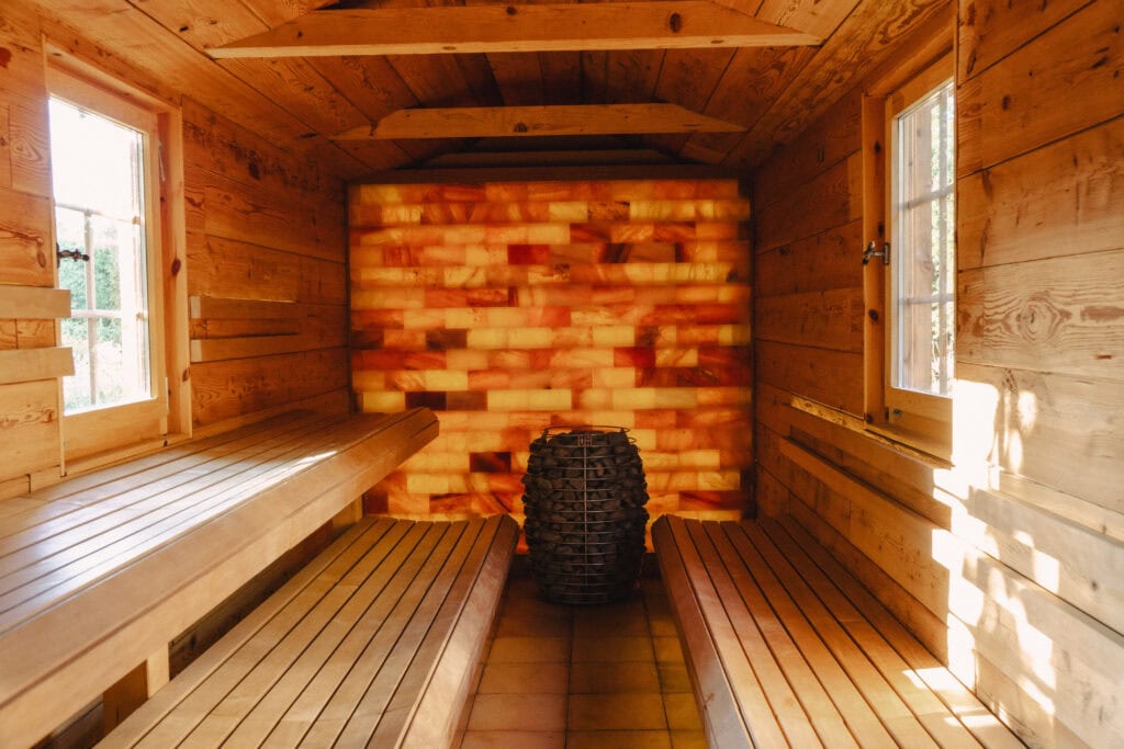 Gemütliche Sauna im Holzhaus mit Holzbank und Salzlampe.