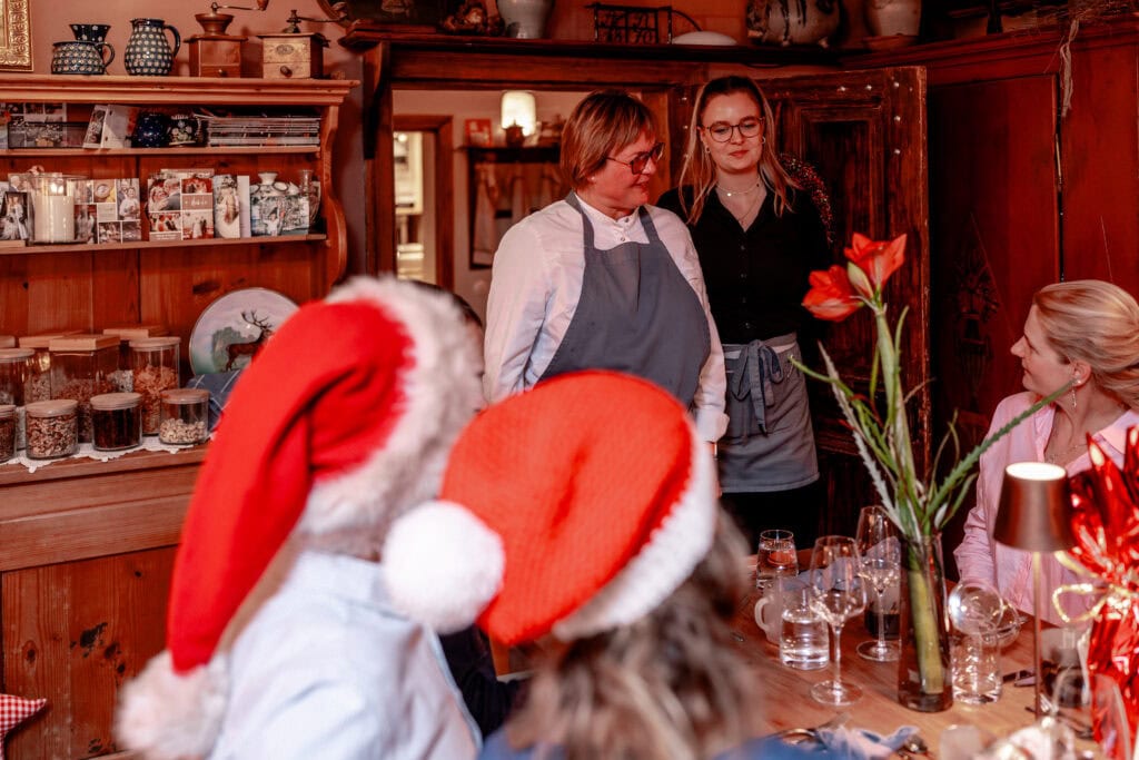 Festliche Weihnachtsfeier bei Gut Leben mit Mitarbeitern und Gästen in gemütlicher Atmosphäre.