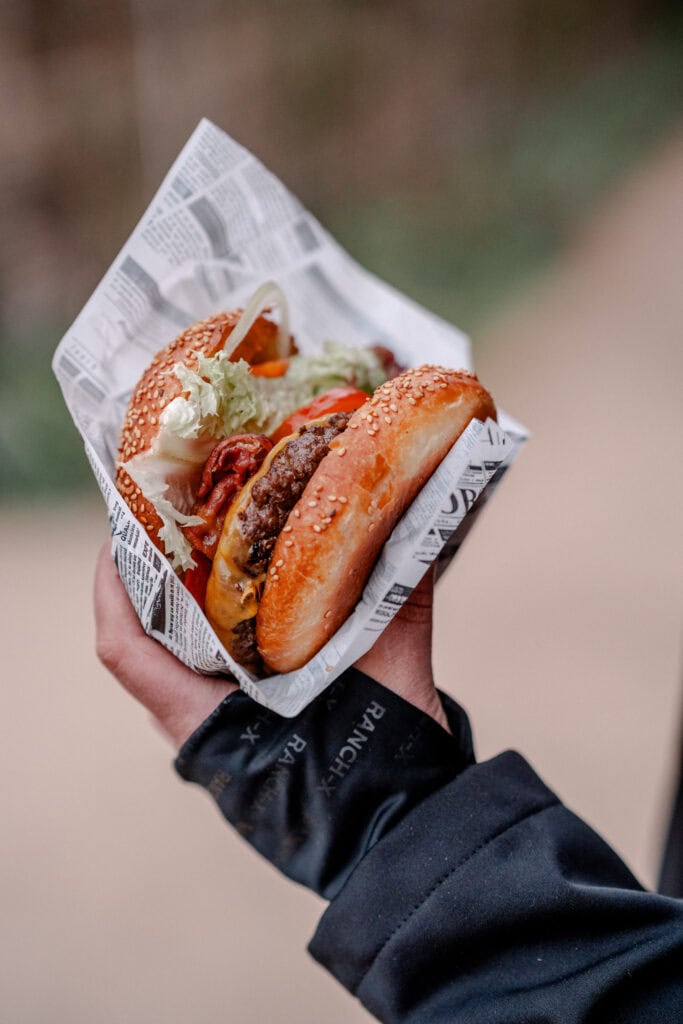 Leckerer Burger in Zeitungspapier eingewickelt, Nahaufnahme.