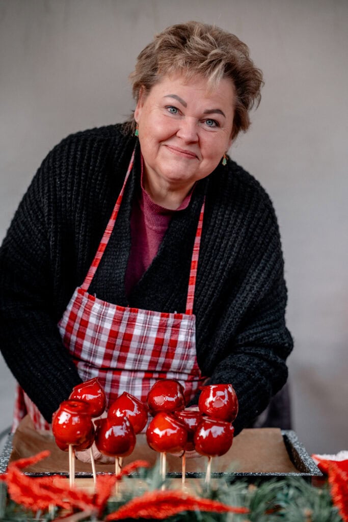 Frau mit rotem Apfel-Dessert bei Gut Leben Berlin.