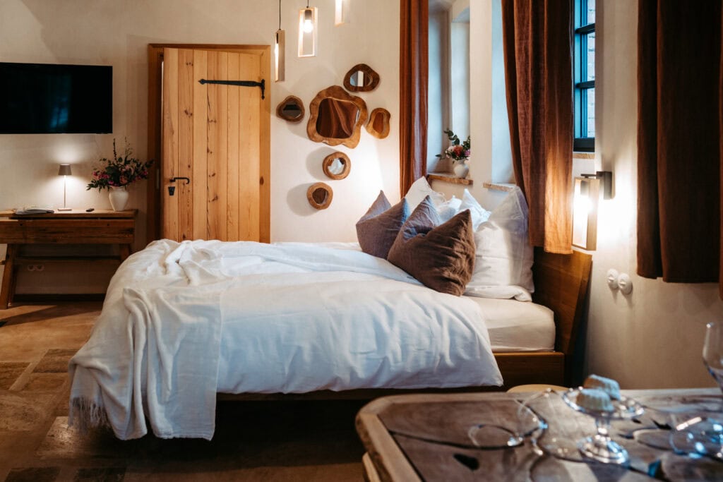 Gemütliches Schlafzimmer mit Holzdekor, Bett und warmem Licht in Berlin.